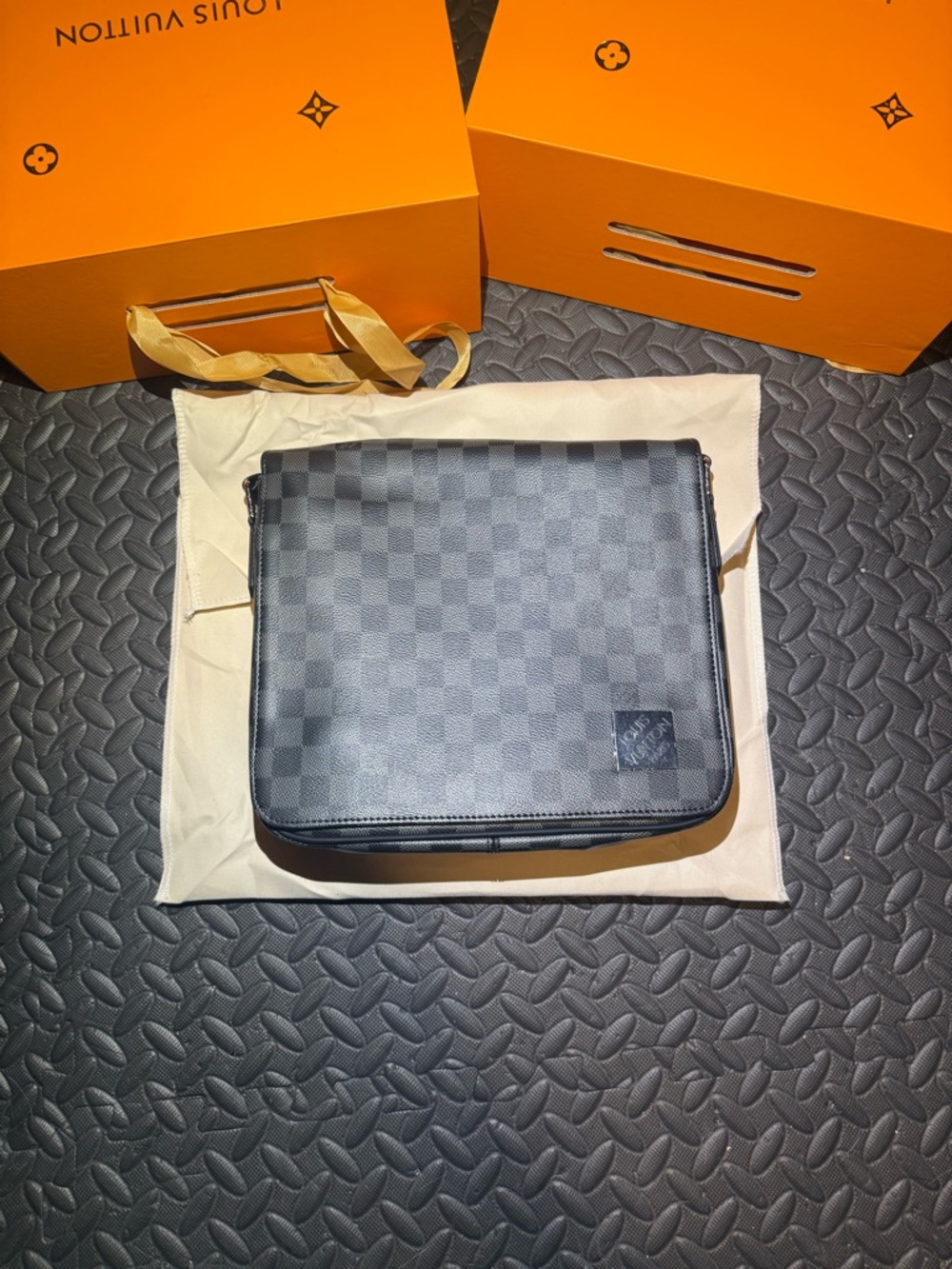 Top quality Louis Vuitton Men's Damier Graphite Messenger Bag - Black/Grey